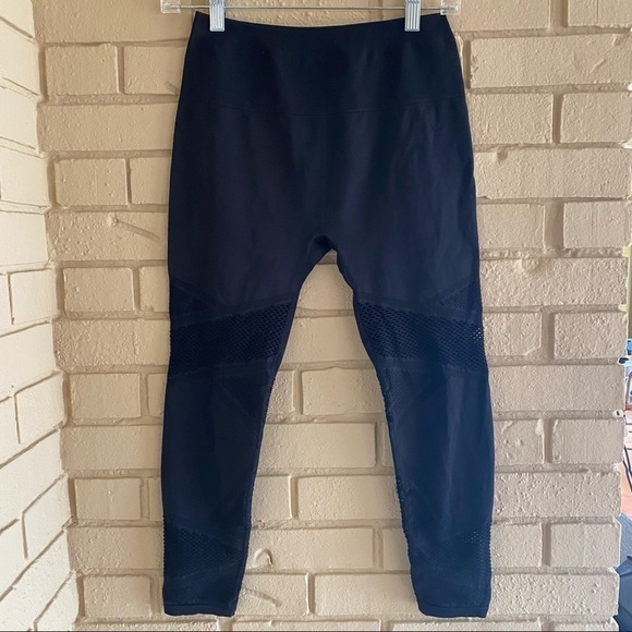 Fabletics Seamless Cropped Compression Leggings Black Sz Small High Rise Netting - Picture 1 of 7